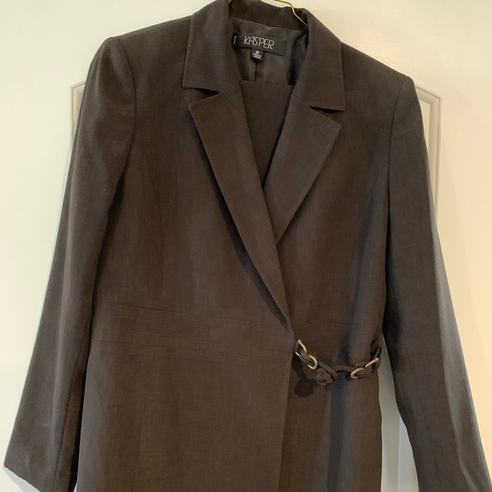 Kasper pant suit size 8P